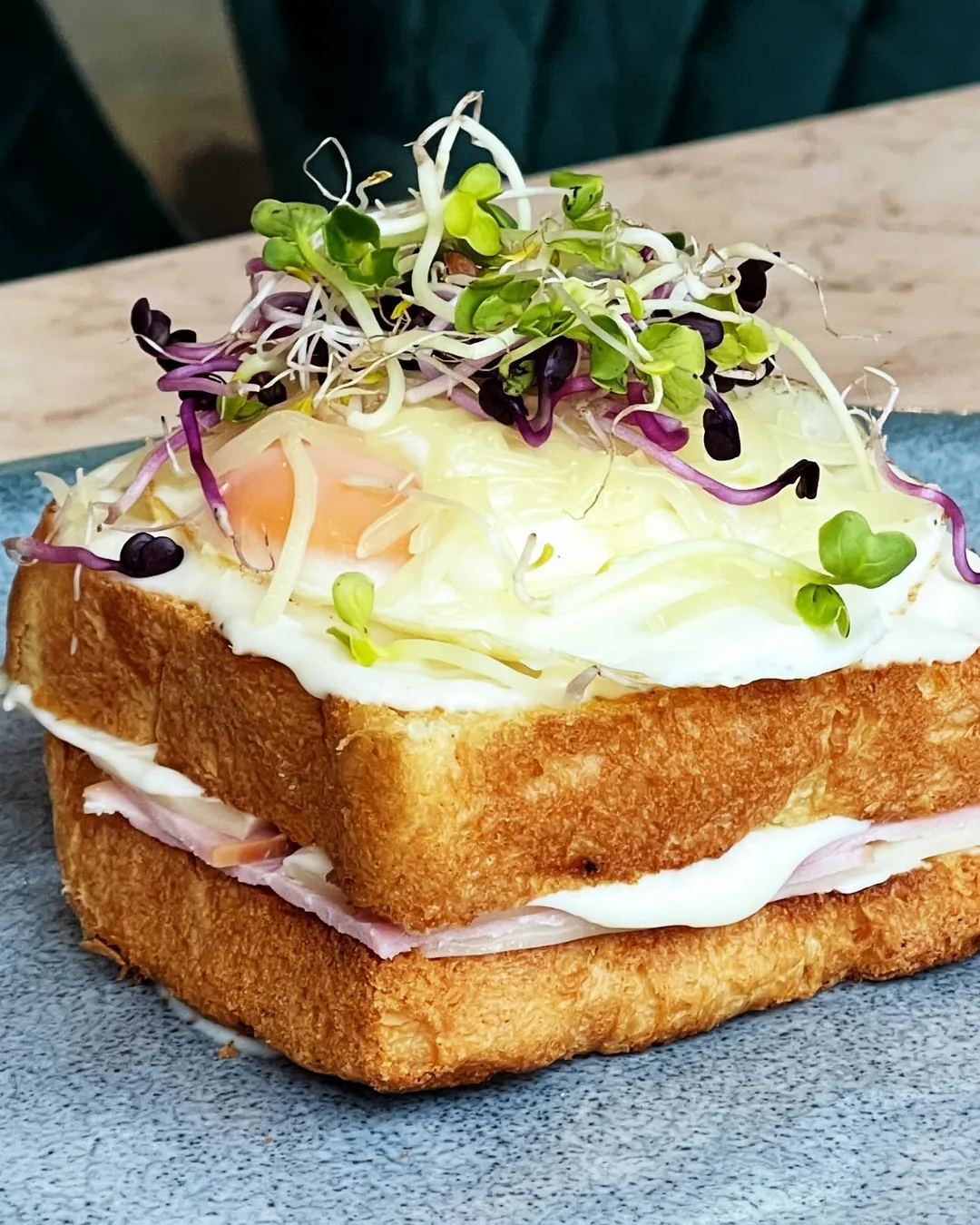 Croque Monsieur Brioche mit Ei und Sprossen, das Signature-Gericht des IrNi Café