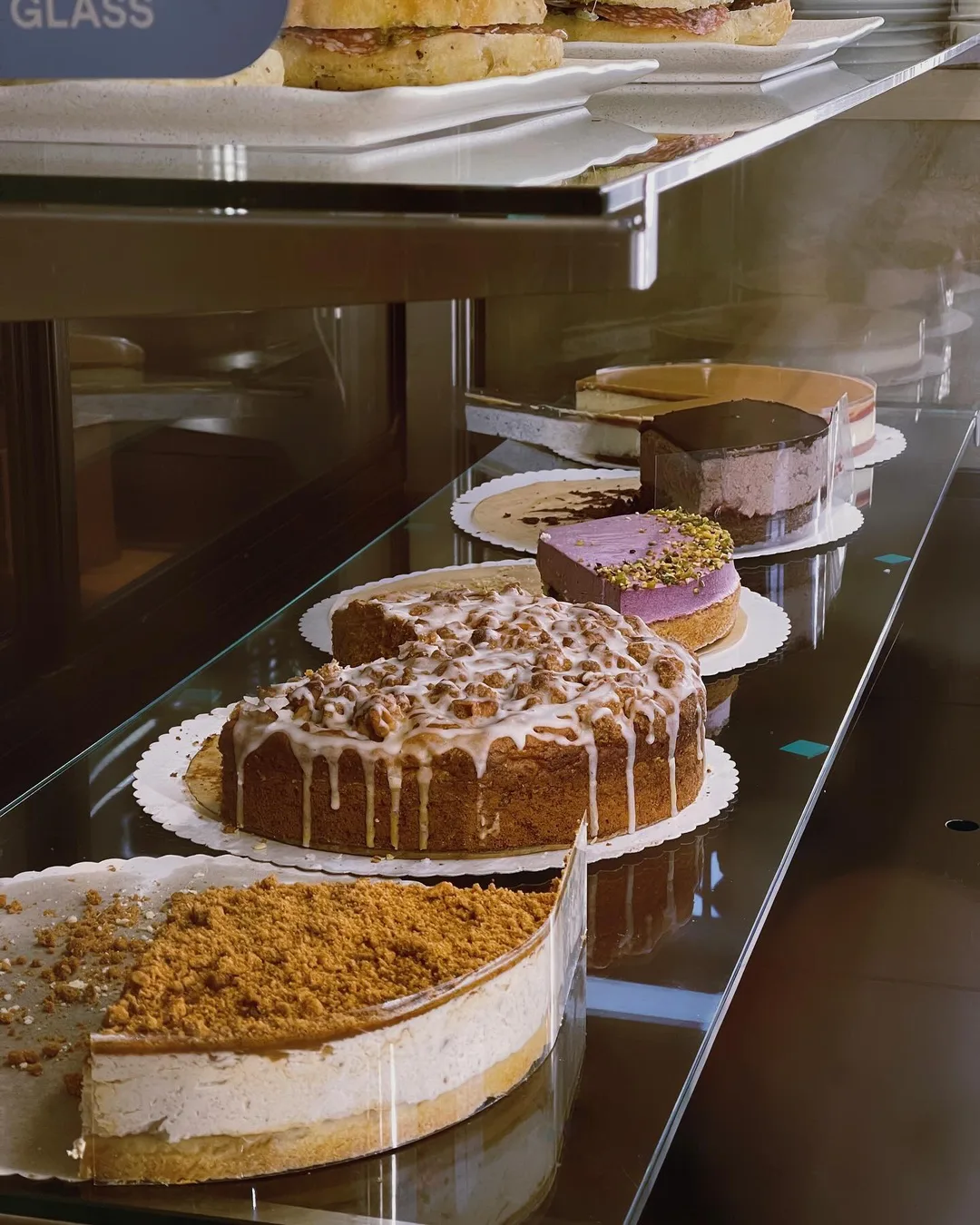 Kuchenvitrine mit Medovik, Napoleon und weiteren hausgemachten Kuchen