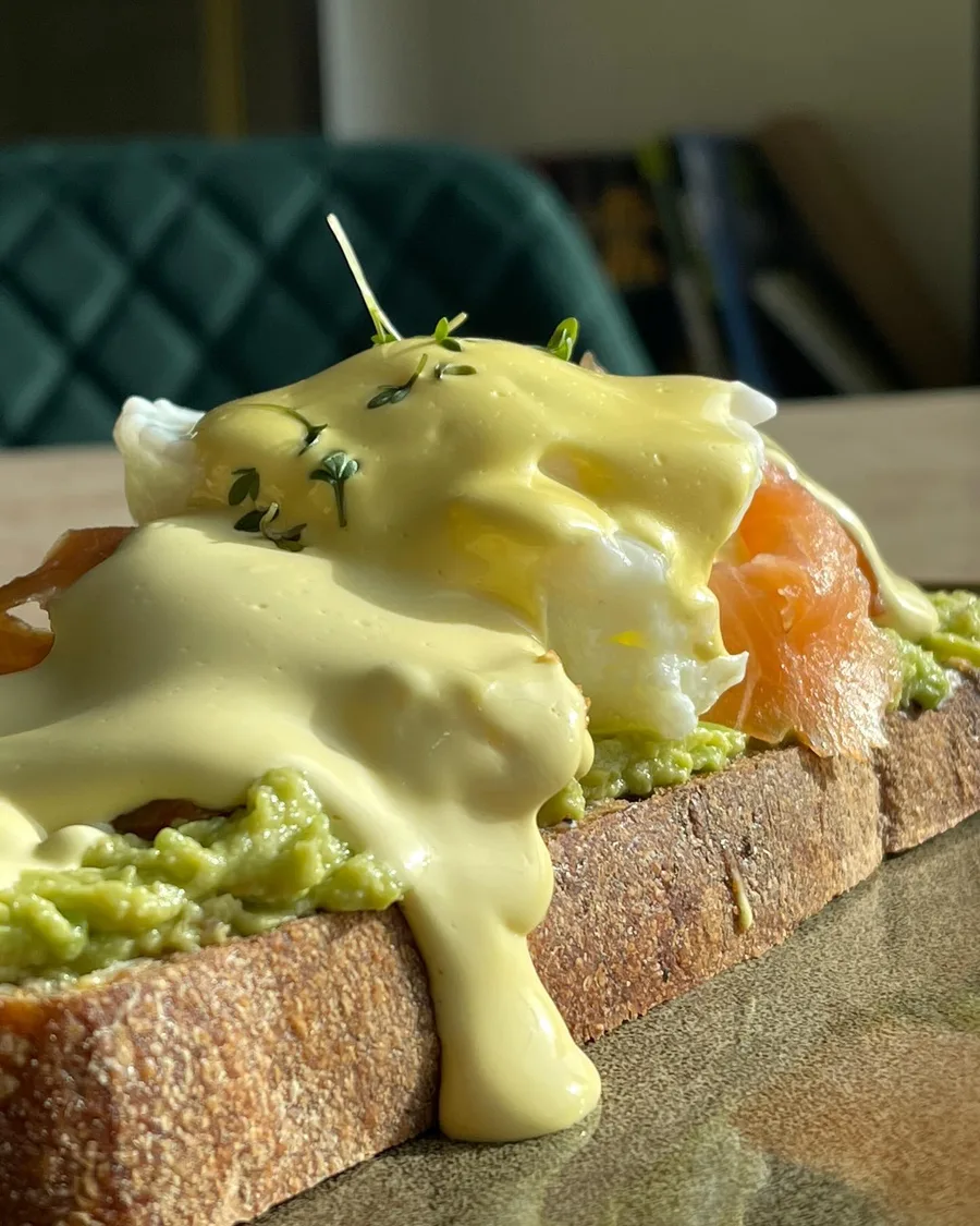 Pochiertes Ei auf Avocado-Toast im IrNi Café