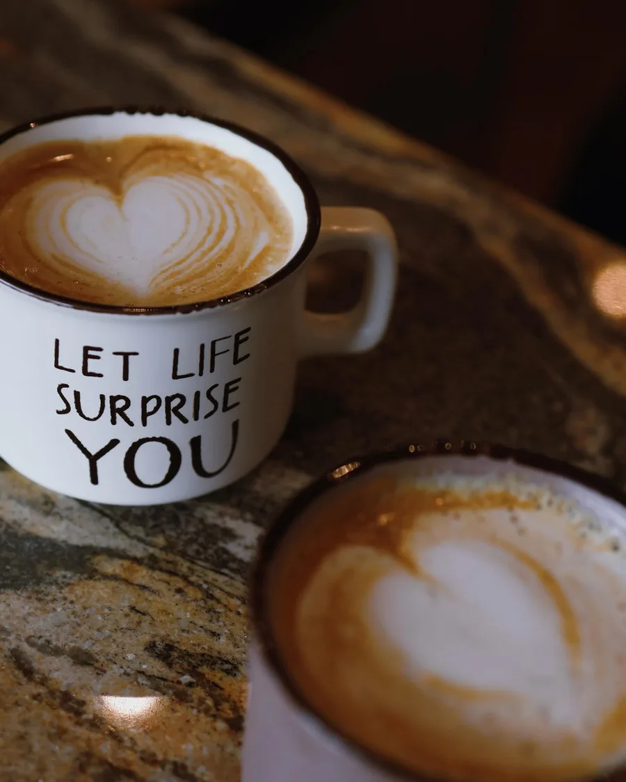 Milchkaffee mit Herz-Latte-Art