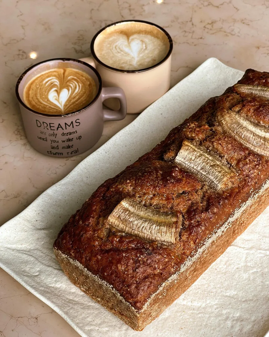 Bananenbrot mit zwei Milchkaffees