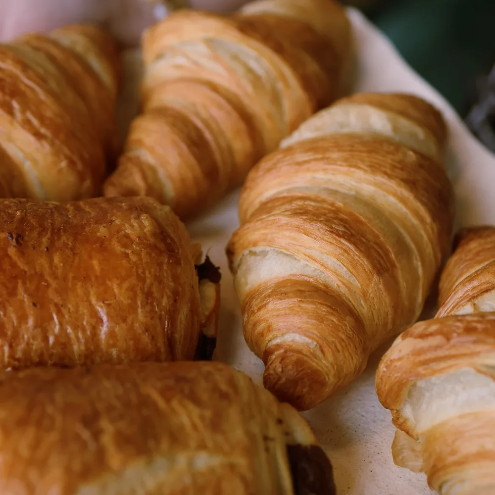 Frische Croissants und Pain au Chocolat