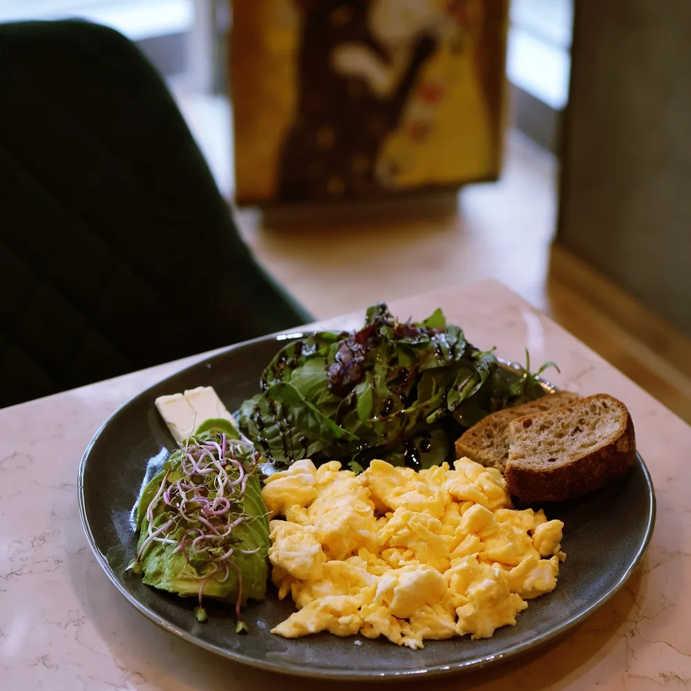 Rührei-Frühstücksteller mit Avocado