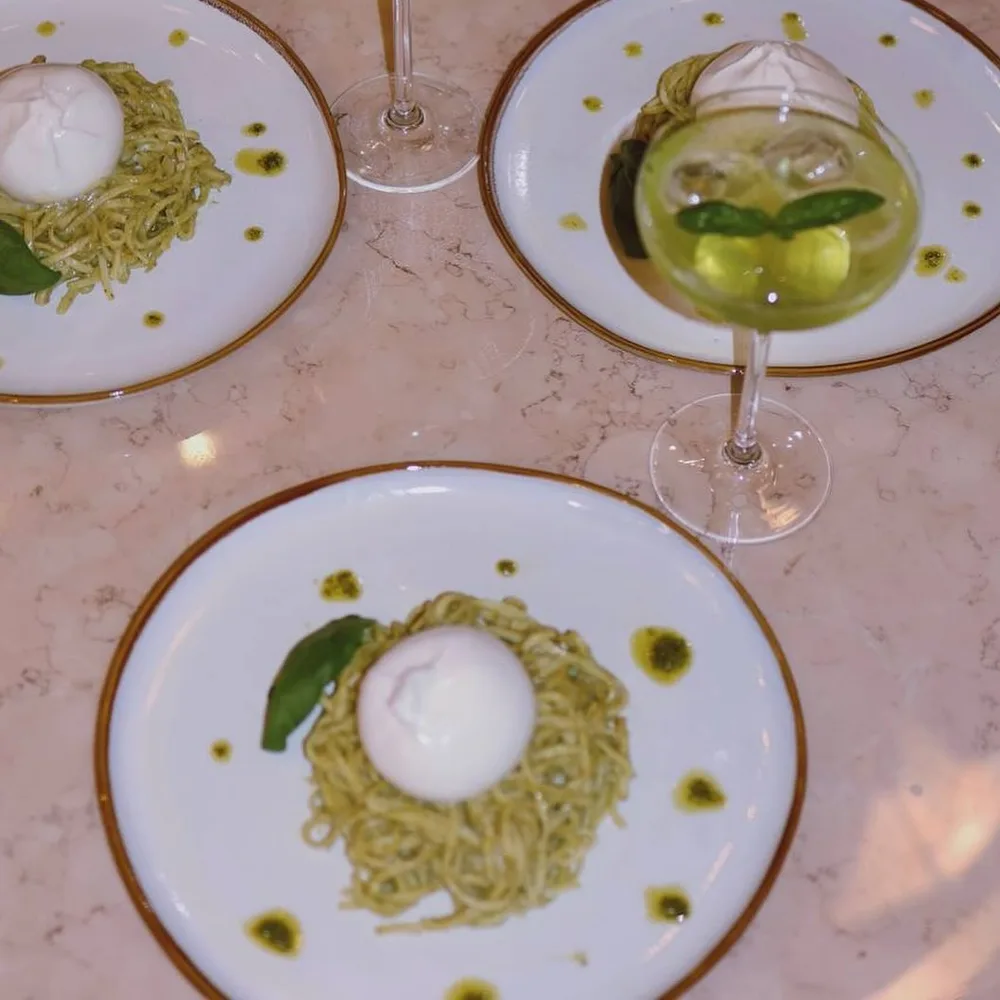 Burrata-Pasta mit zwei Cocktails
