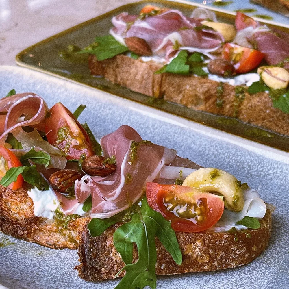 Prosciutto-Tartines auf geprenkeltem Teller